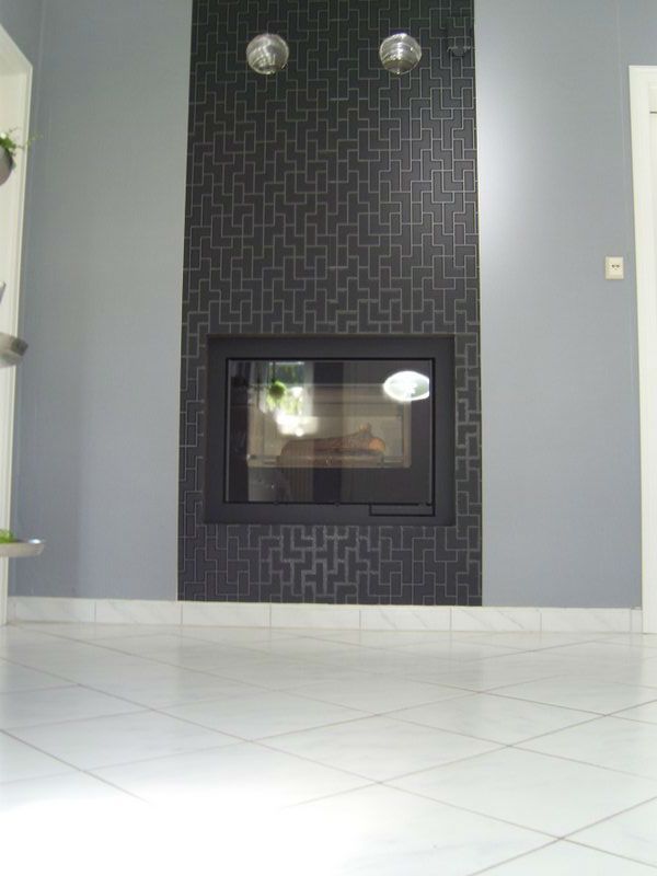 In der Mitte des Raumes befindet sich ein Kamin.