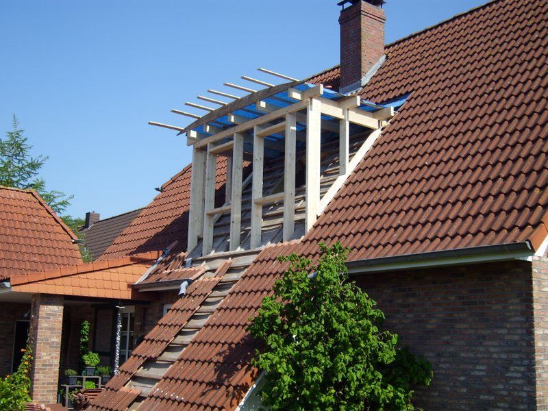 Ein Haus mit einem Dach, das renoviert wird