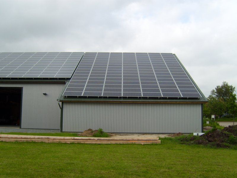 Ein Gebäude mit vielen Solarmodulen auf dem Dach