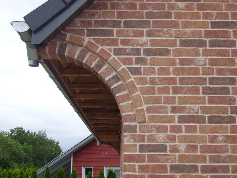 Ein rotes Backsteingebäude mit einem schwarzen Dach