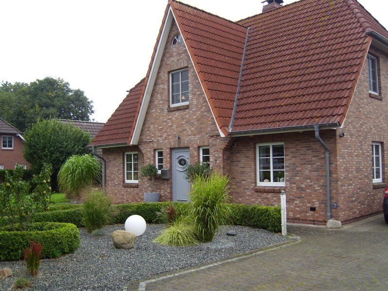 Ein rotes Backsteinhaus mit einem roten Ziegeldach