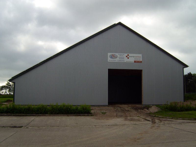 Ein großes Gebäude mit einem Schild an der Seite, auf dem „a“ steht