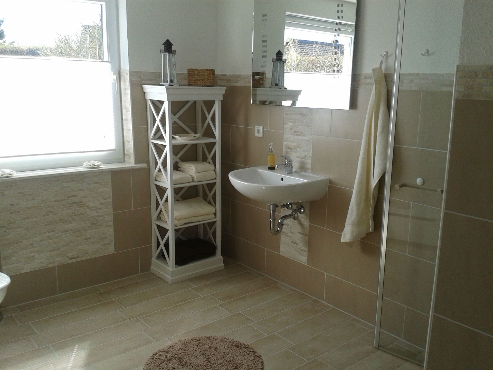 Ein Badezimmer mit Waschbecken und Spiegel