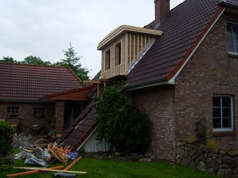 Ein Backsteinhaus mit einem Dach, das renoviert wird