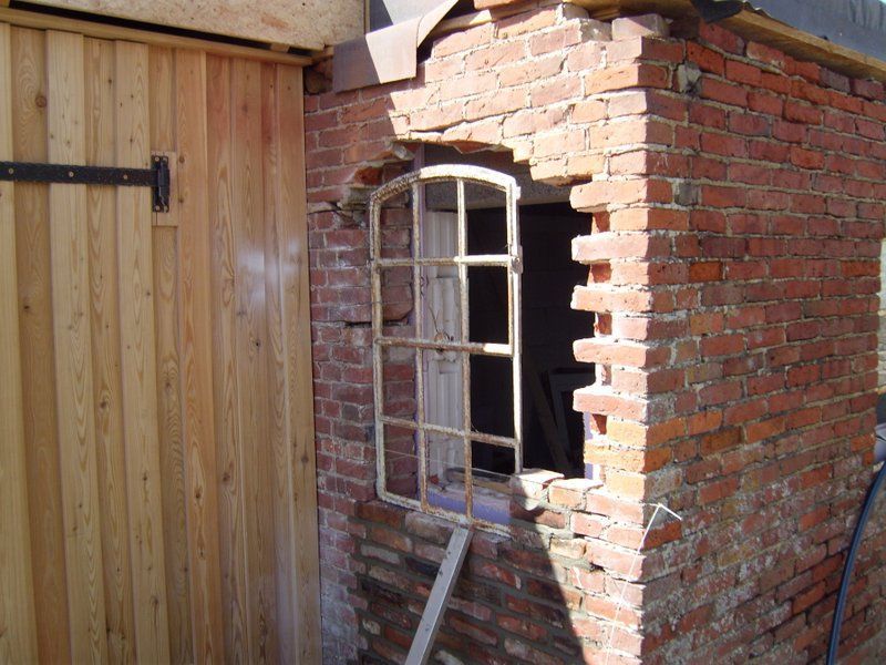 Eine Ziegelwand mit einem Fenster darin