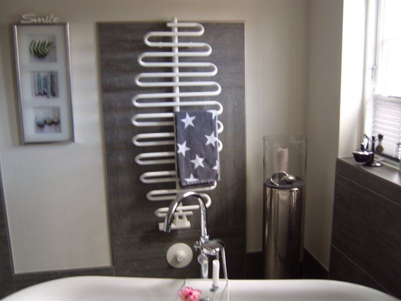 Ein Badezimmer mit einem Schild mit der Aufschrift „Lächeln“ darauf