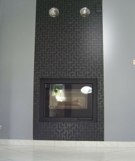 In die Wand eines Wohnzimmers ist ein Kamin eingebaut.