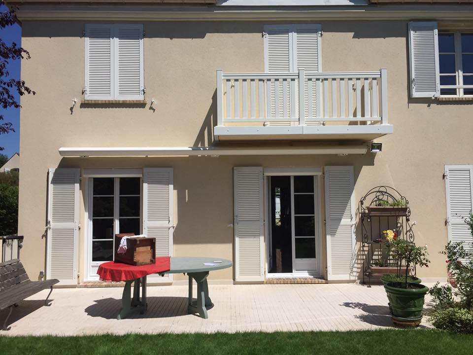 Volets battants en aluminium et fenêtres PVC et Store banne