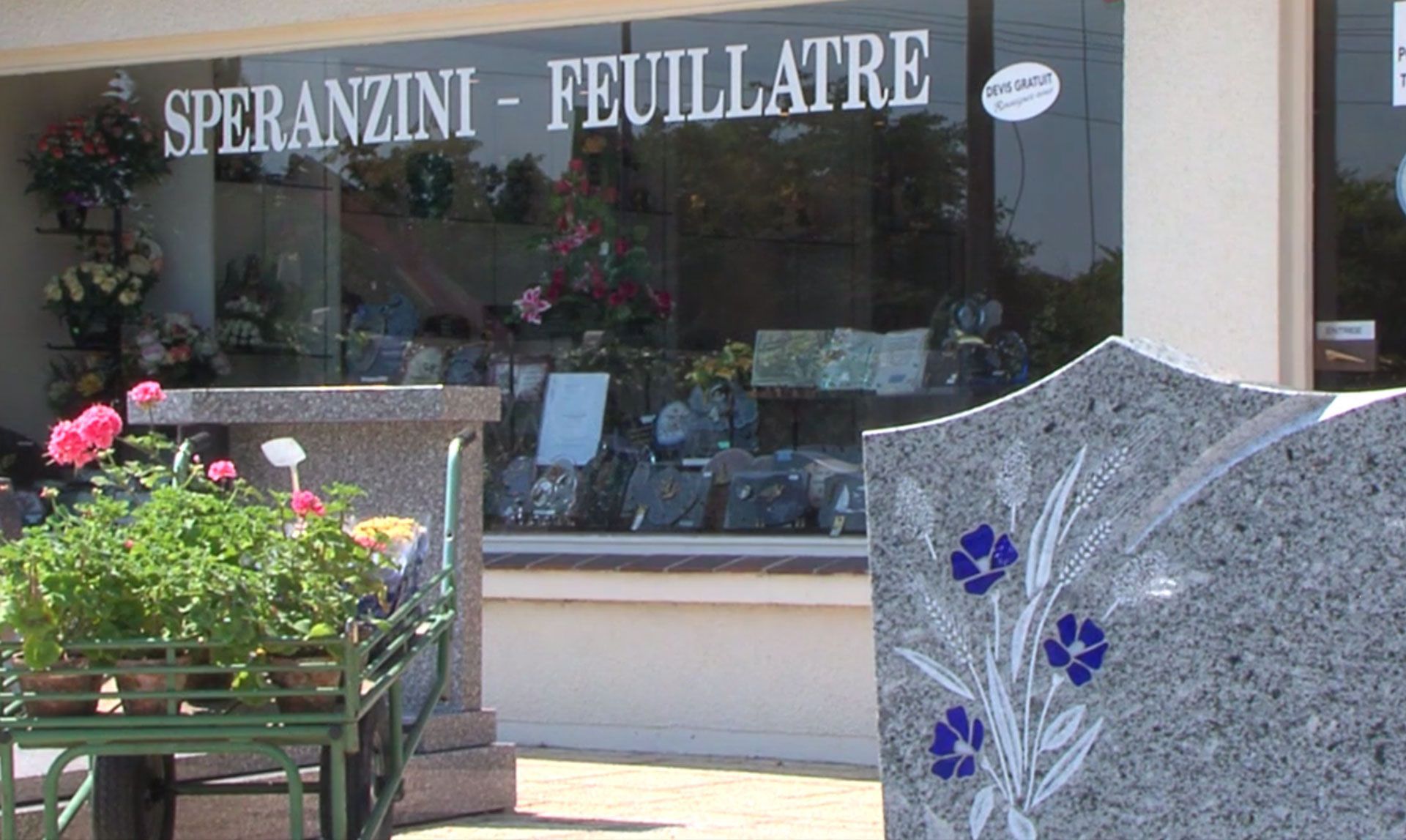 Vitrine d'un fleuriste avec l'enseigne Speranzini - Feullatre et des fleurs en pot devant