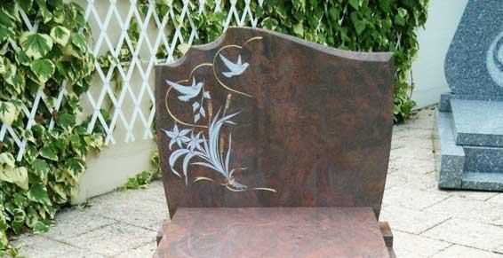 Dossier de chaise en métal rouillé avec motif floral blanc ajouré dans un cadre de patio de jardin