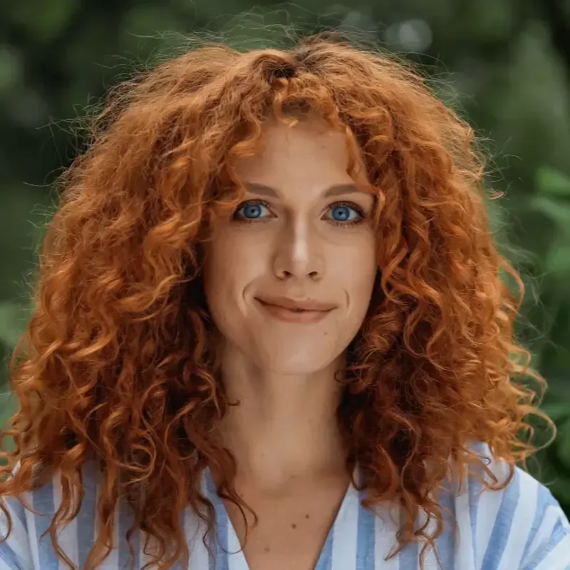 Una persona recibe una inyección en el cuero cabelludo con una jeringa. La aguja se inserta cerca de la línea del cabello.