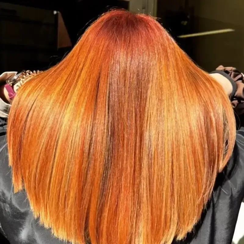 Cabello largo, liso y de color naranja, que se va aclarando en las puntas.