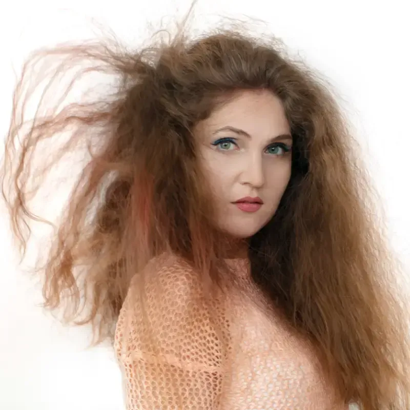 Estatua de Buda sonriente sobre un mostrador de madera en un entorno tipo spa.