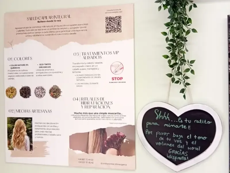 Cartel sobre el cuidado del cabello con ilustraciones, cerca de un cartel de pizarra en forma de corazón.