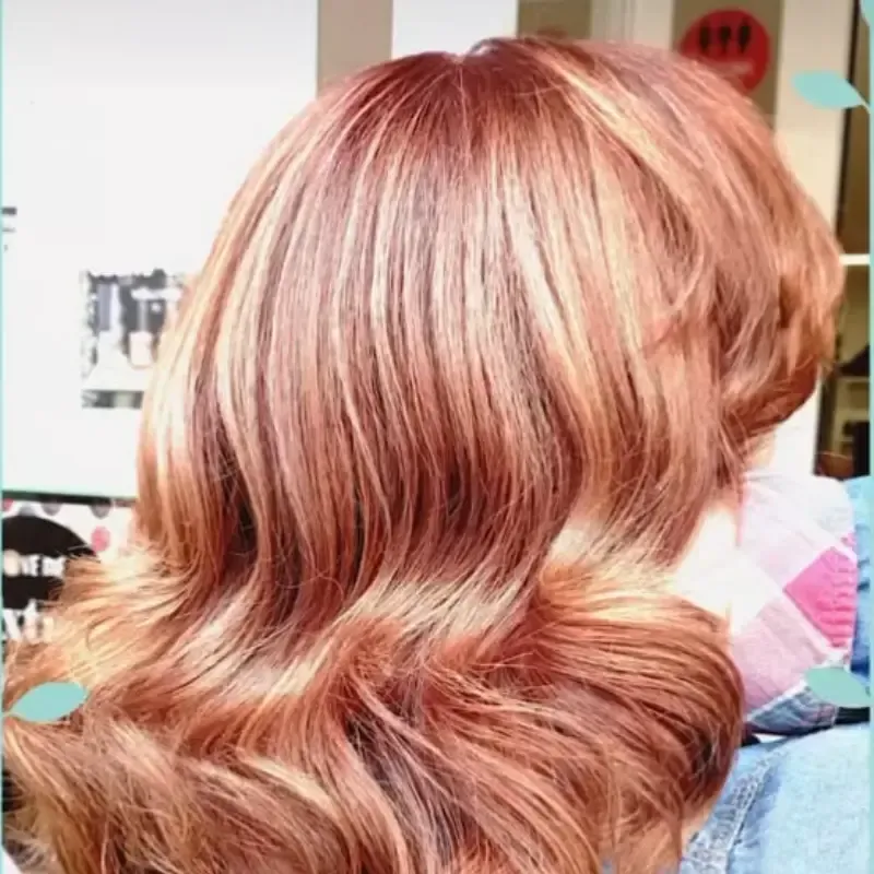 Cabello ondulado rubio rojizo con reflejos.