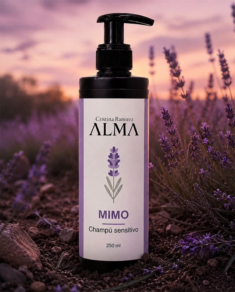 Un frasco de champú de lavanda en un campo de lavanda púrpura al atardecer.