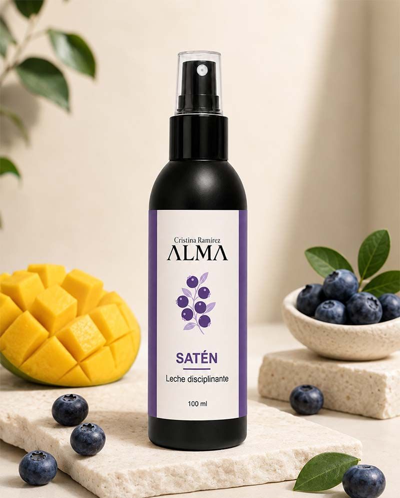 Frasco de bruma facial ALMA Satén con diseño de arándanos, mango, arándanos y hojas sobre fondo beige.