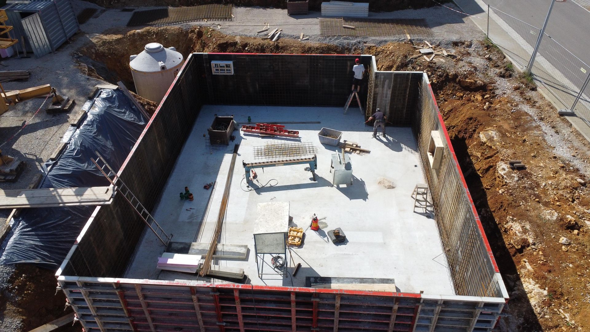 Rohbau eines Kellers auf einer Baustelle