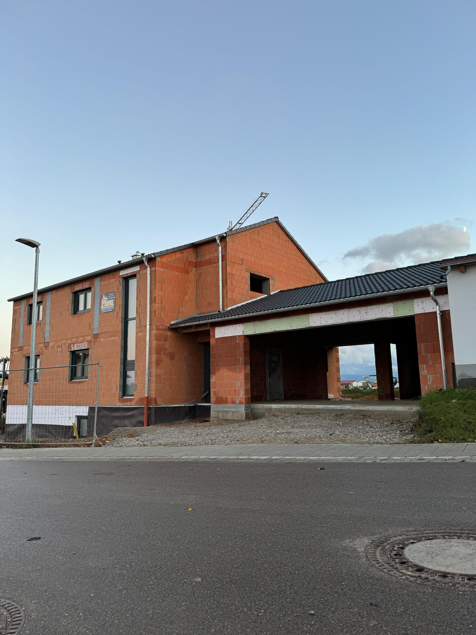 Rohbau eines Hauses mit Garage