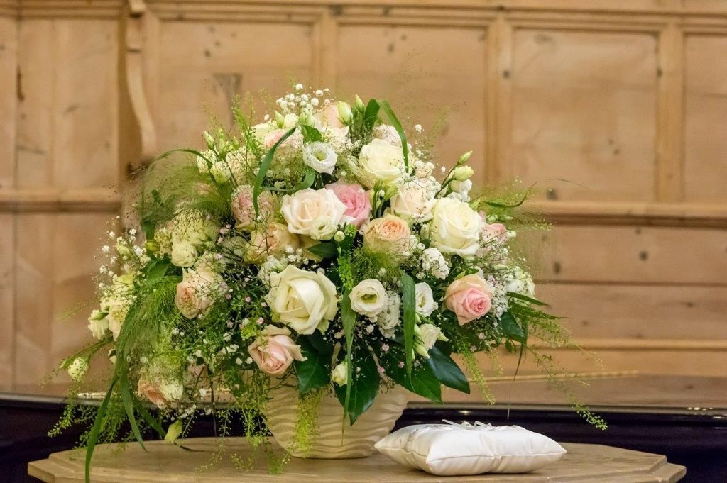 Ein herzförmiges Arrangement aus weissen Rosen und Grünpflanzen. Foto vom Blumen-Atelier BACCARA