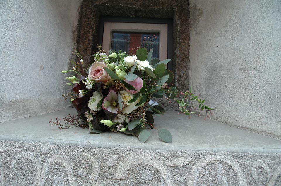 Auf einem Grab steht ein Blumenstrauss. Foto vom Blumen-Atelier BACCARA