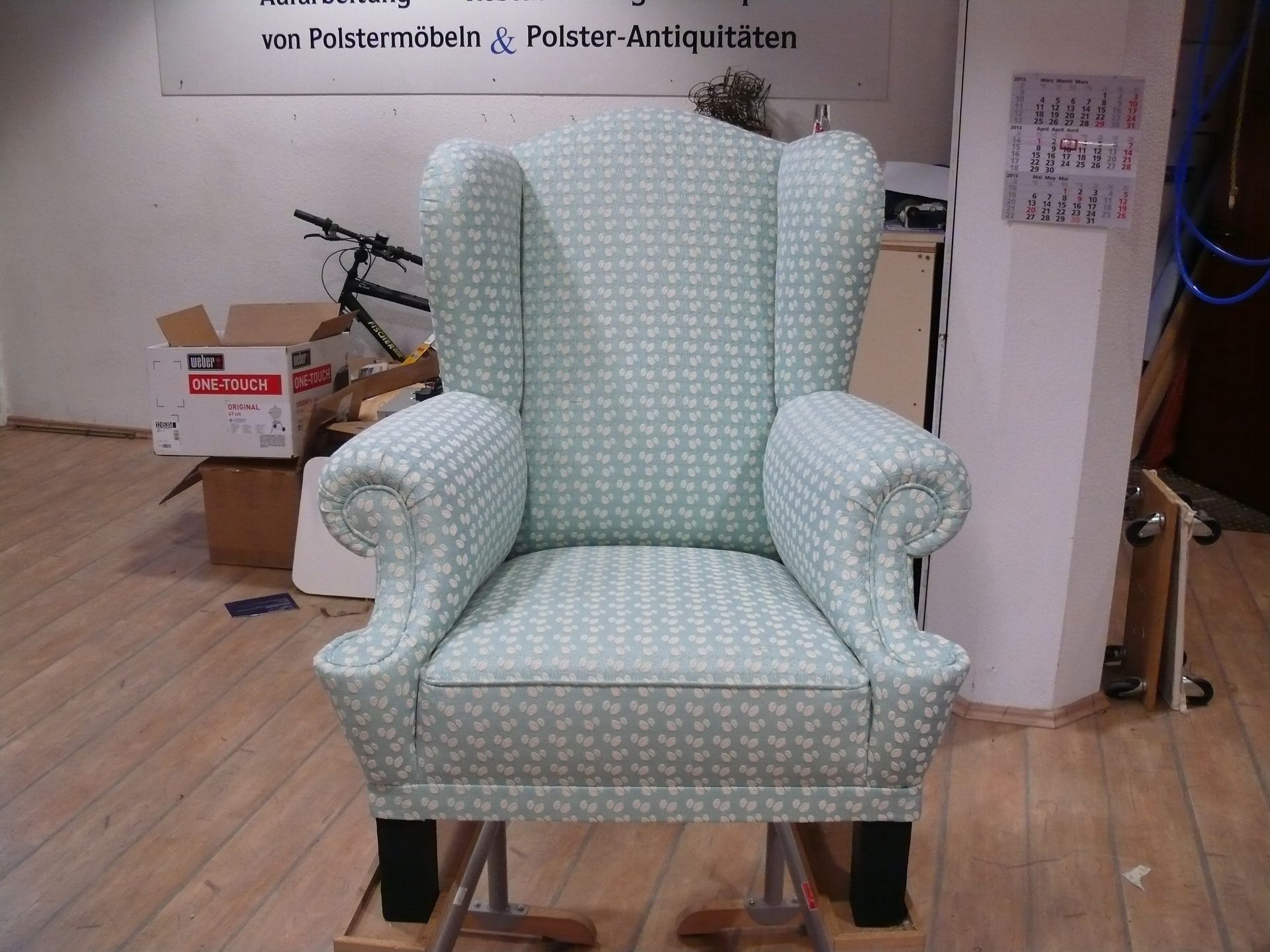 Blau-weiß gemusterter Sessel