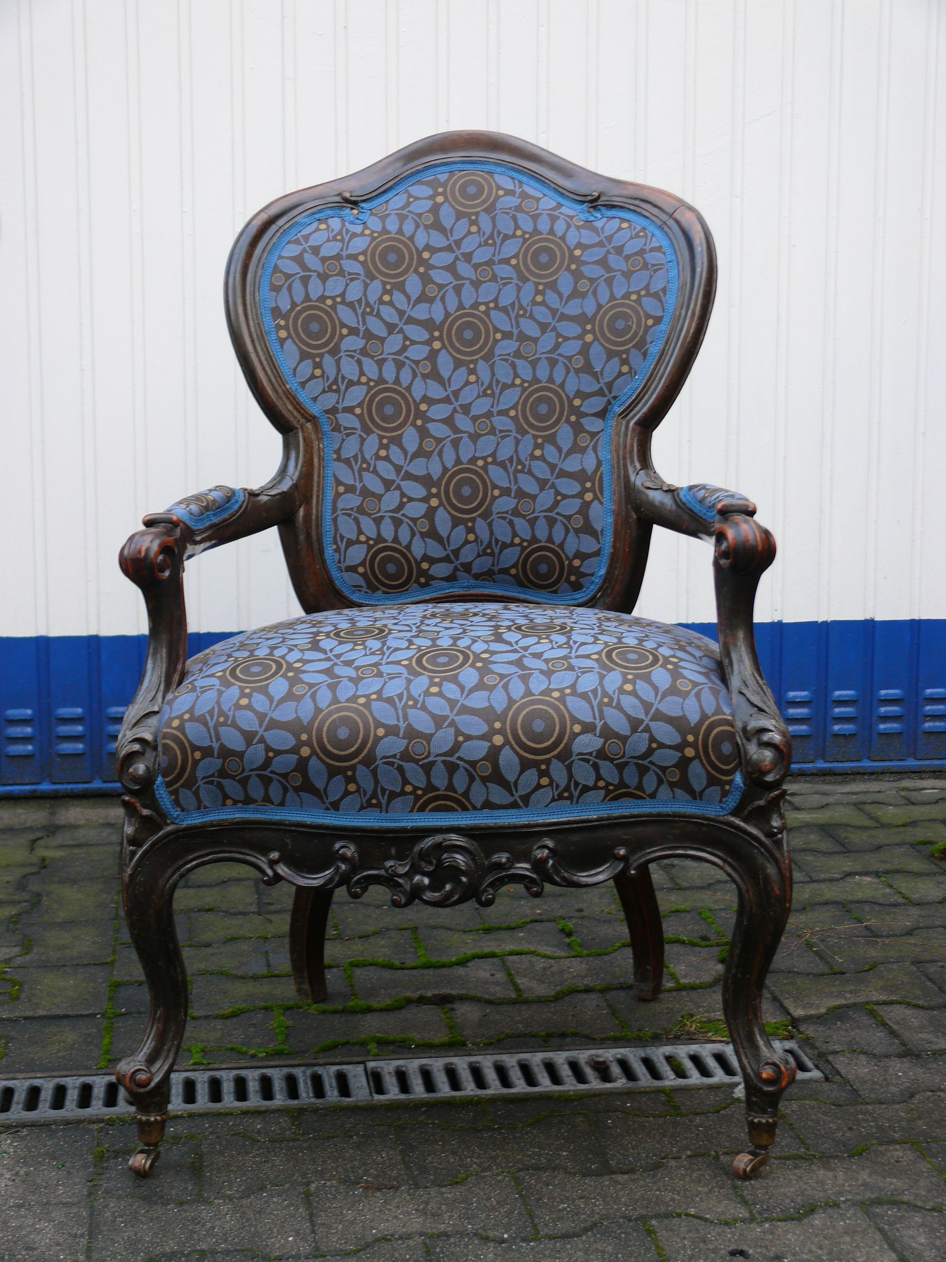 Blauer Sessel mit Blumenmuster