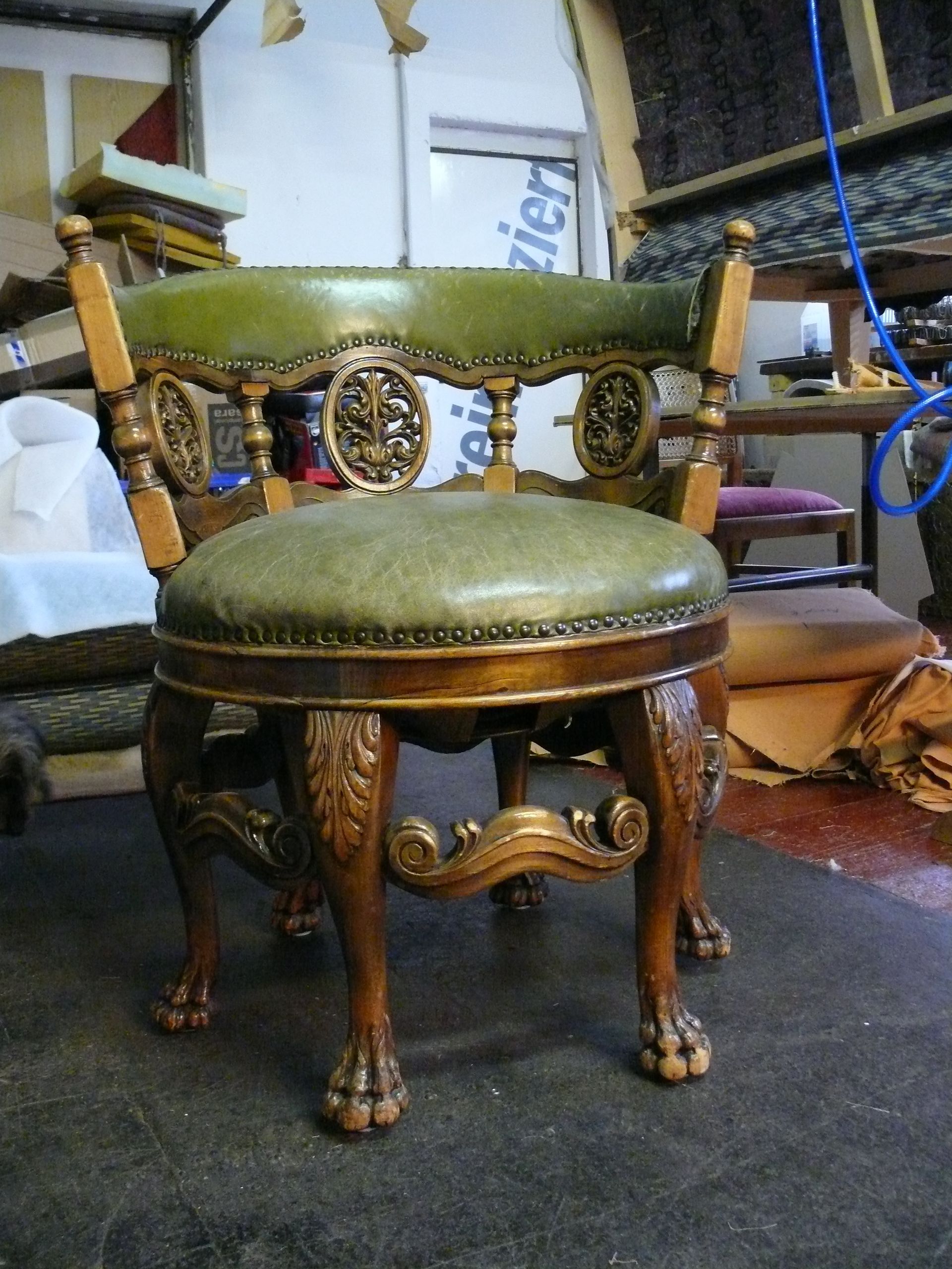 Antiker Holzstuhl mit grüner Lederpolsterung