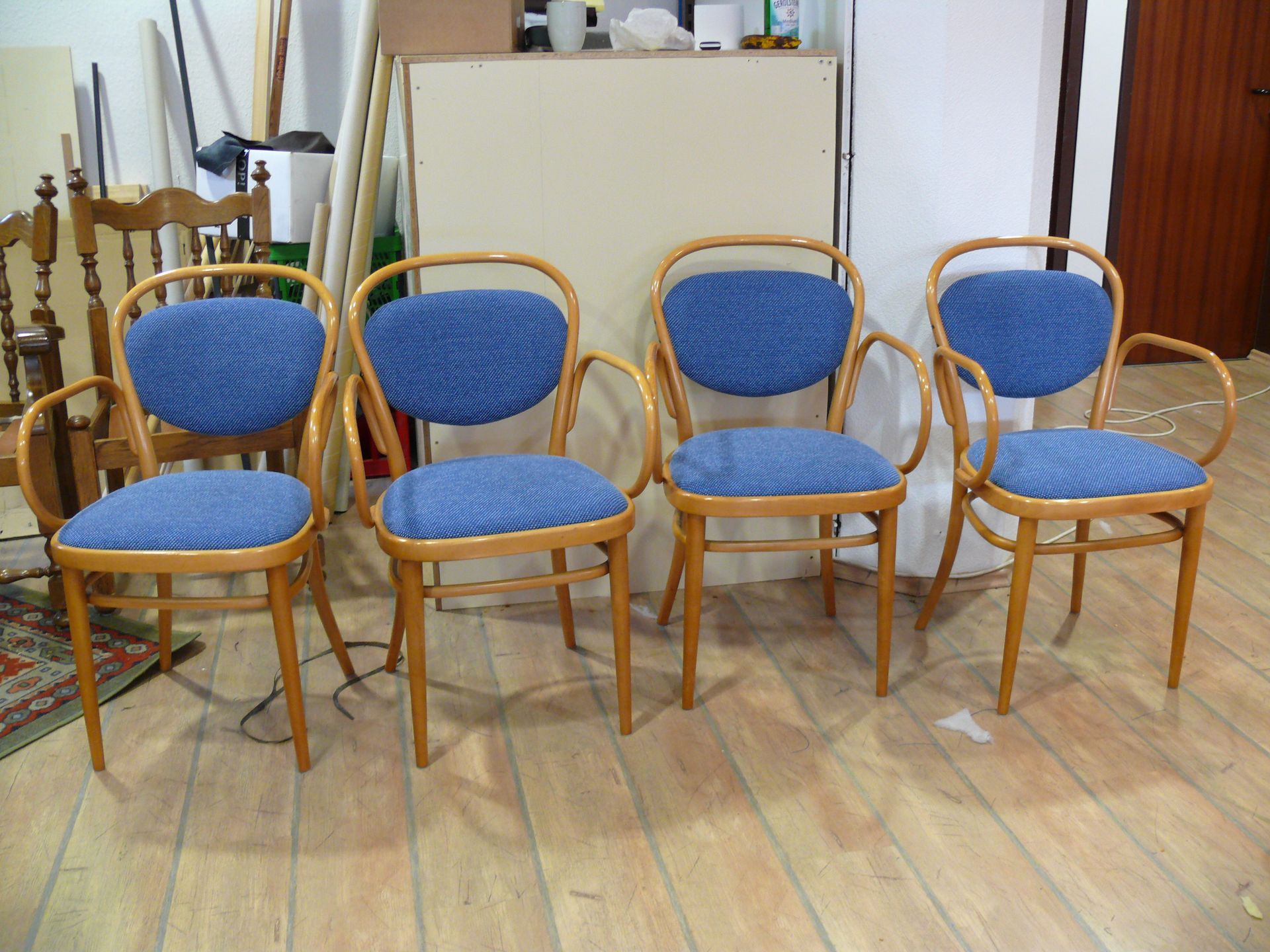 Helle Holstühle mit blauer Polsterung