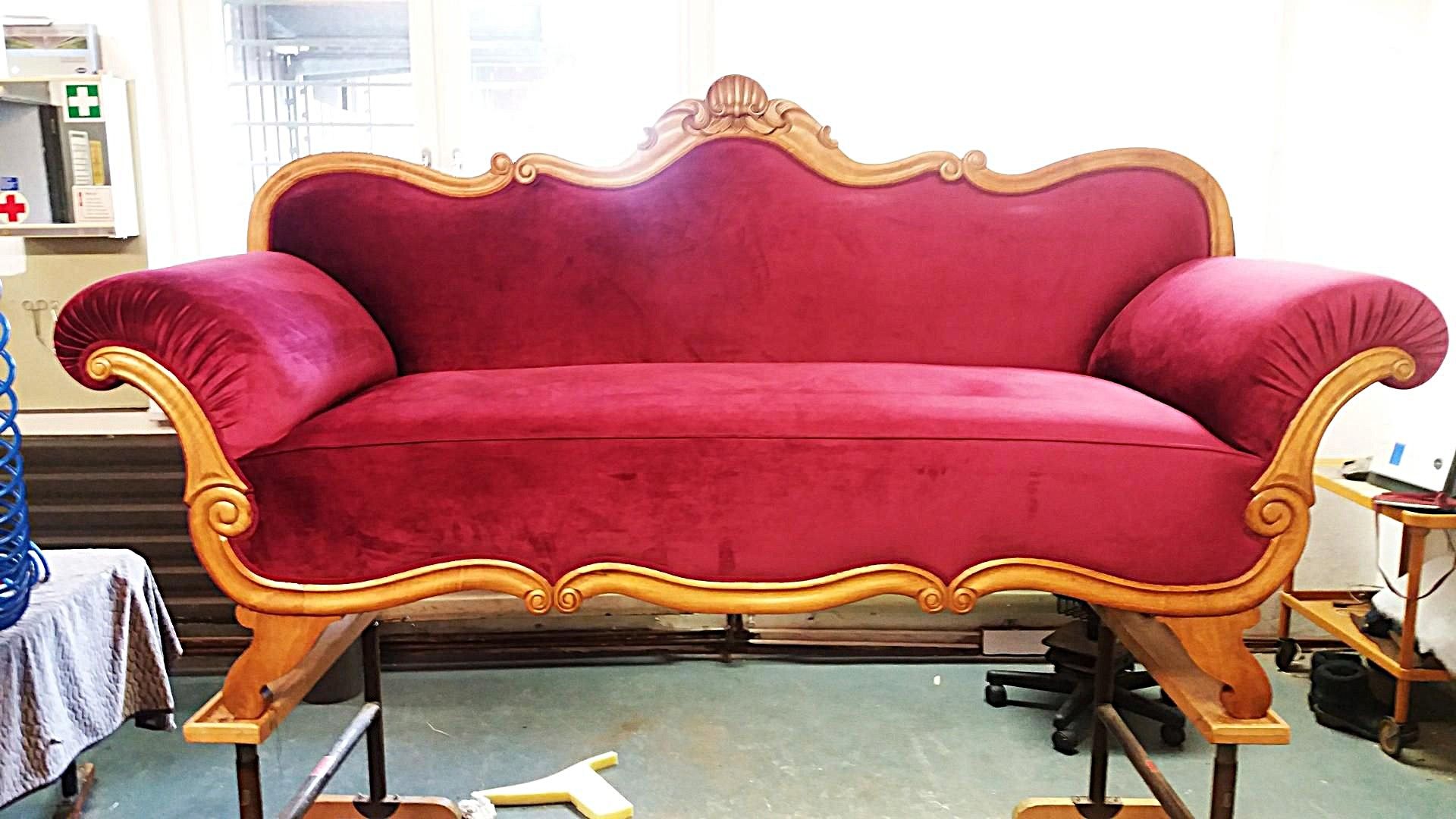 Neu bezogenes rotes Sofa auf der Werkbank in meiner Polsterei fuer Bochum Essen und Hattingen