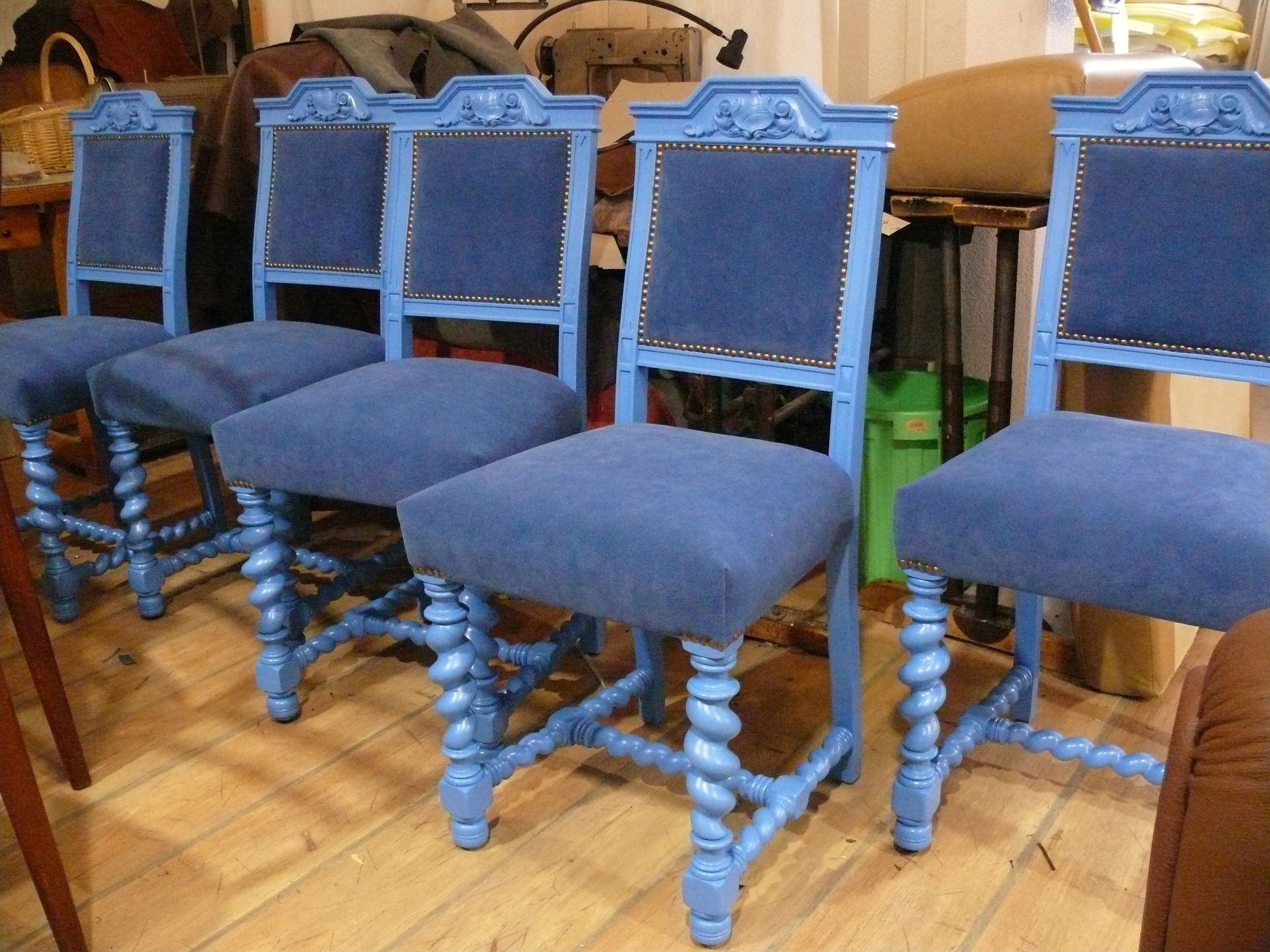 Rustikale Stuehle mit modernem blauen Polsterstoff neu bezogen