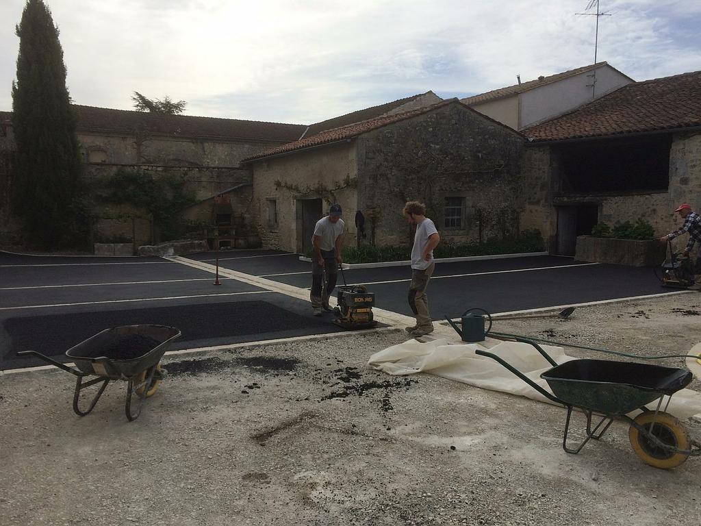 Mise en place d’enrobé à chaud à la main et machine