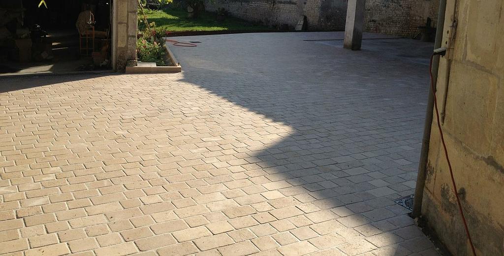 Pose de pavage pierre de Luget