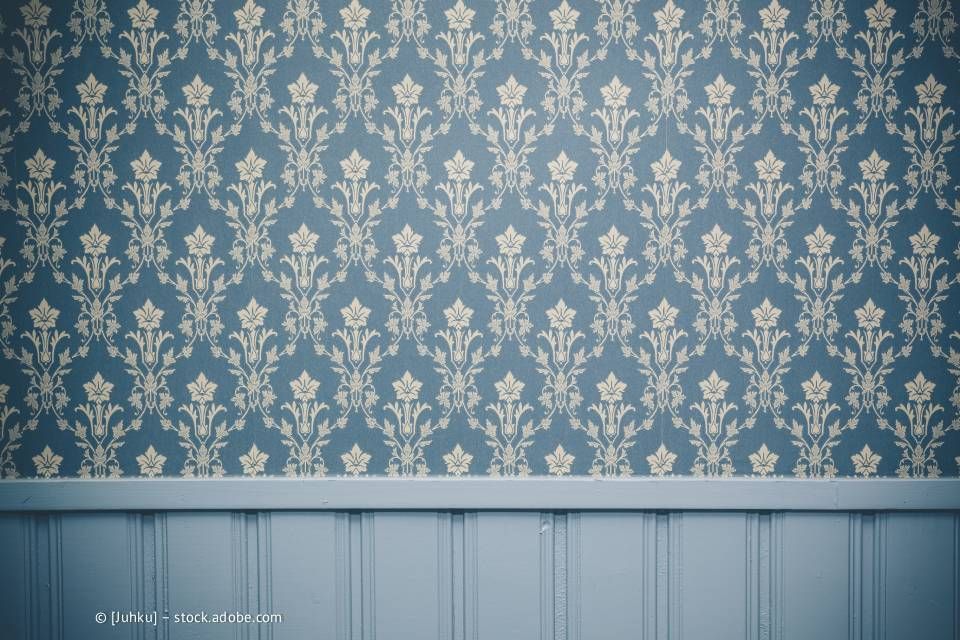 Blaue Damasttapete mit passender Wandvertäfelung.