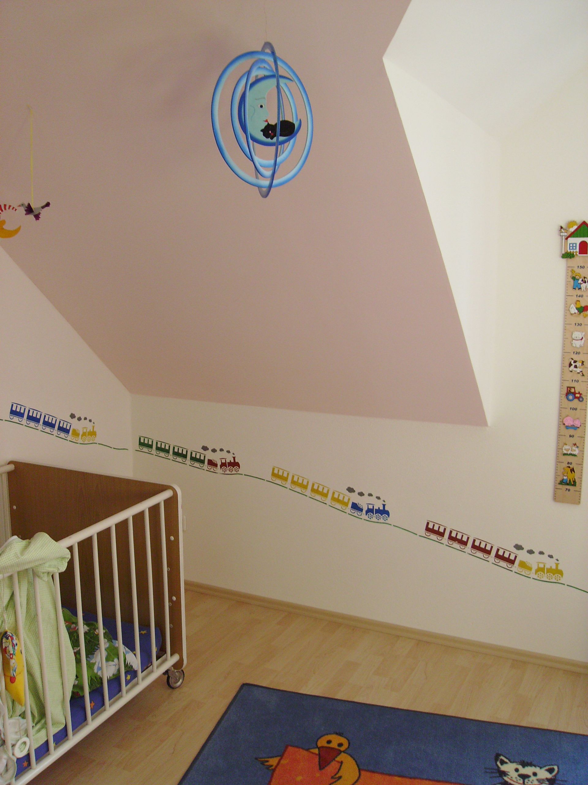 Grünes Sofa und gelber Sessel in einem weißen Raum mit Spiegeln und einer schwarzen Stehlampe.