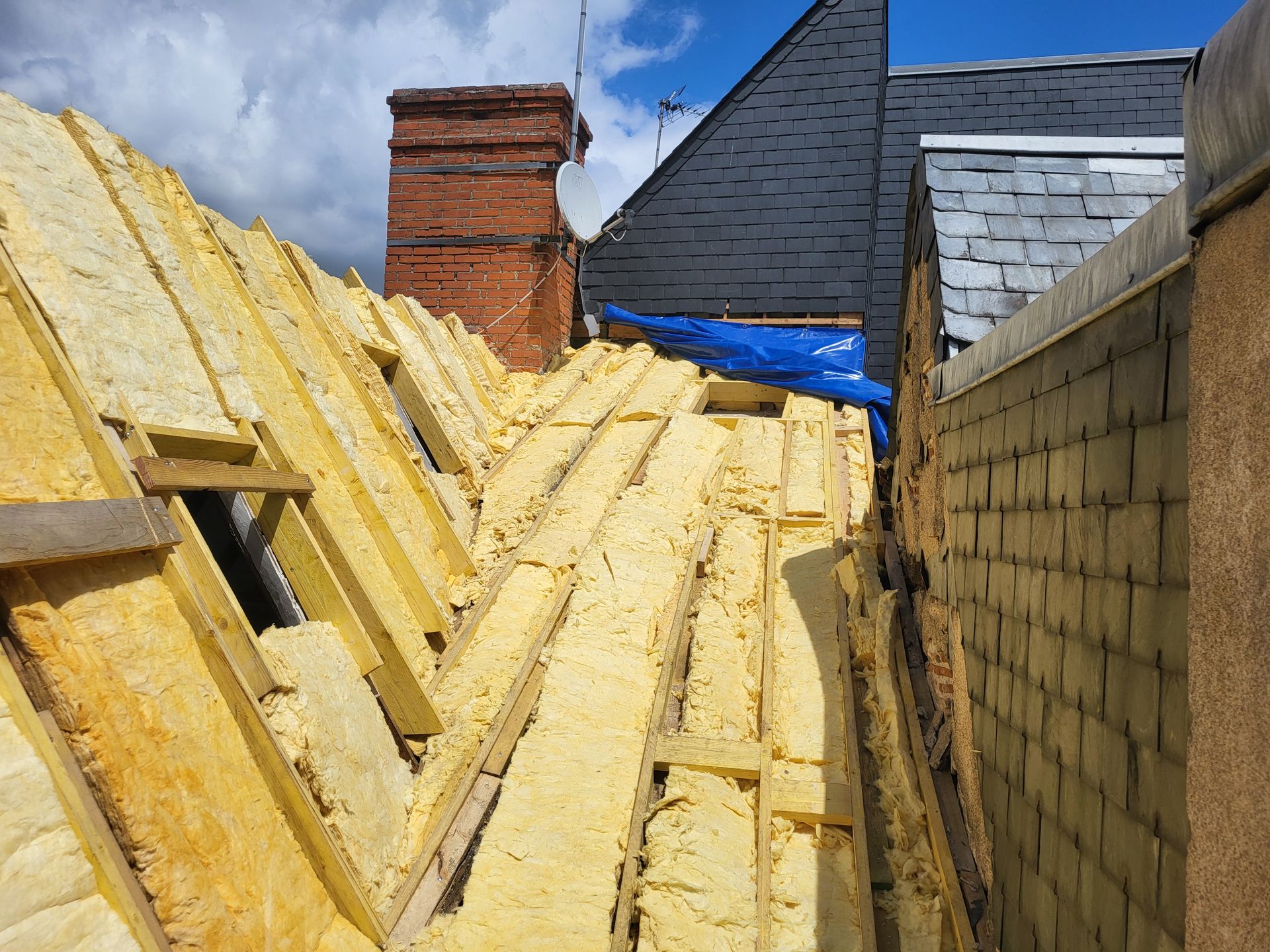 Pentes de toiture recouvertes de plaques d'isolation.