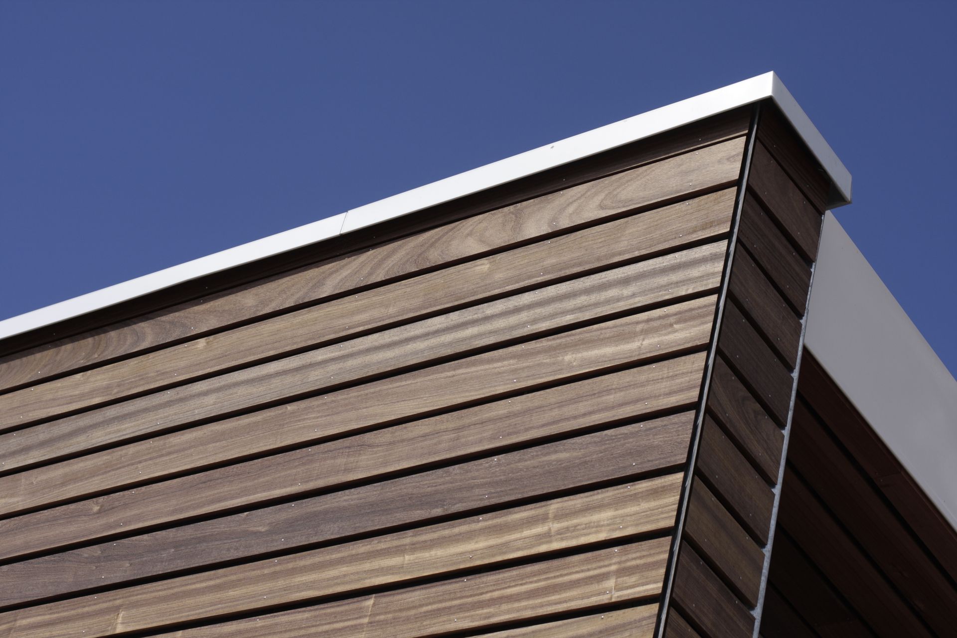 Gros plan sur le bardage d'une maison.