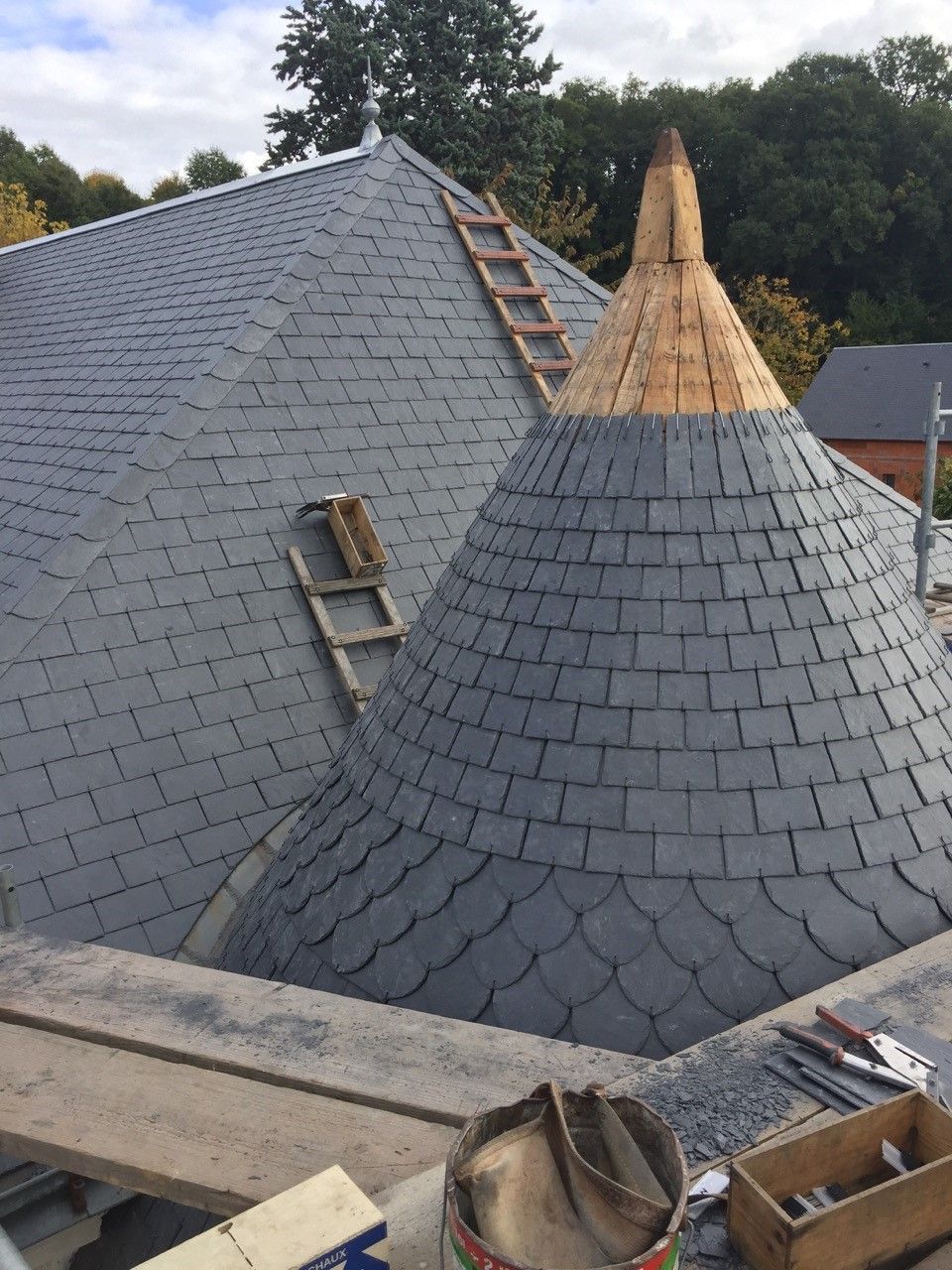 Travaux de rénovation de toiture en cours.