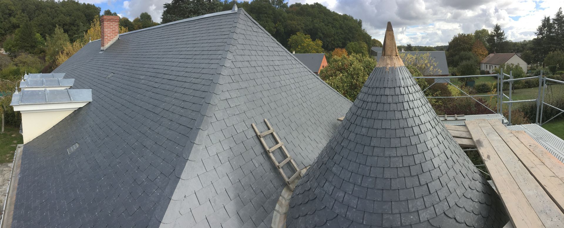 Toit atypique avec tour.