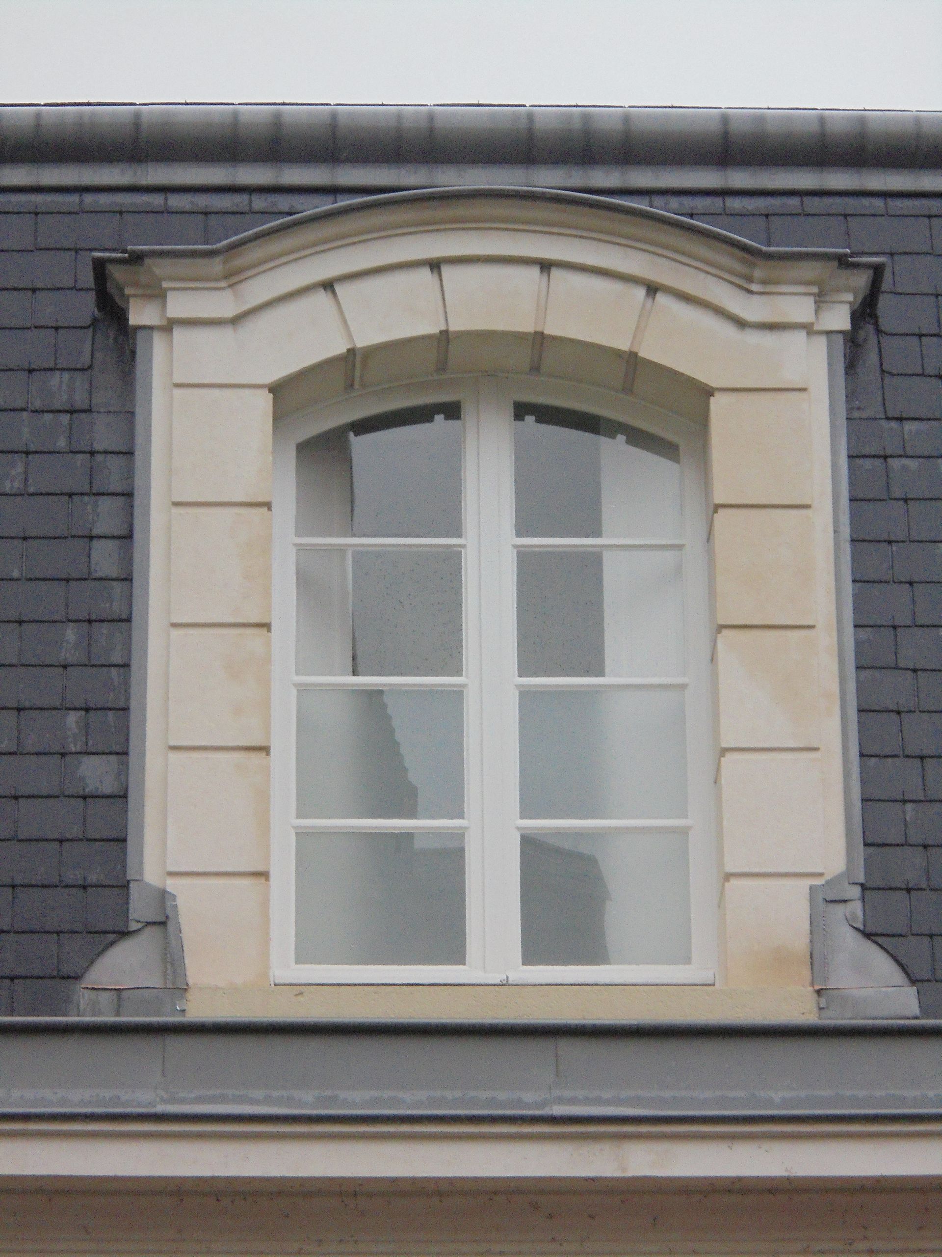 Fenêtre de toit à double battant fermée.