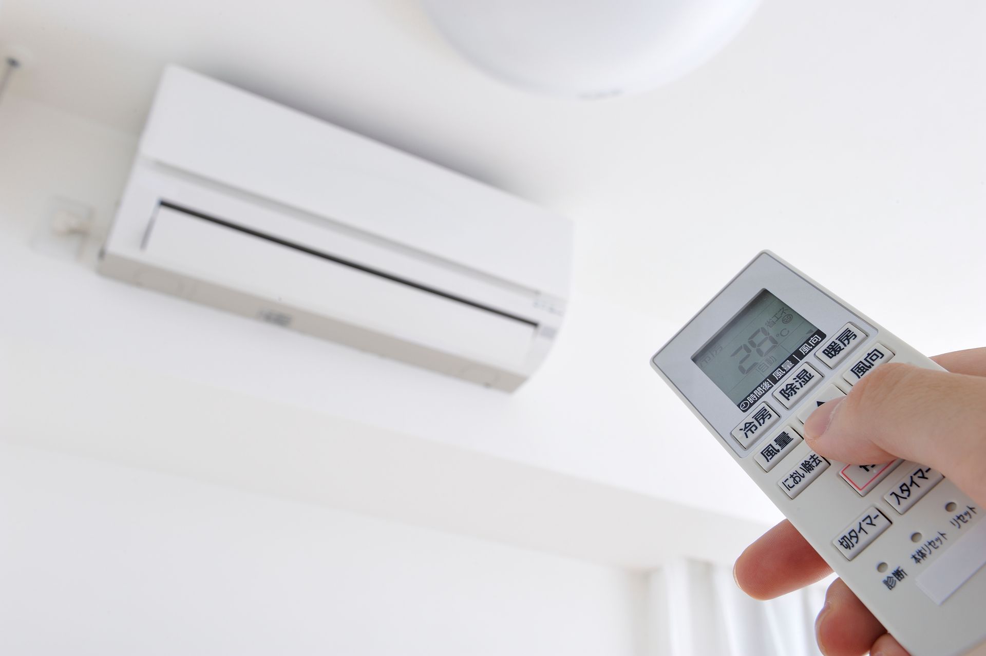 Une télécommande et une climatisation