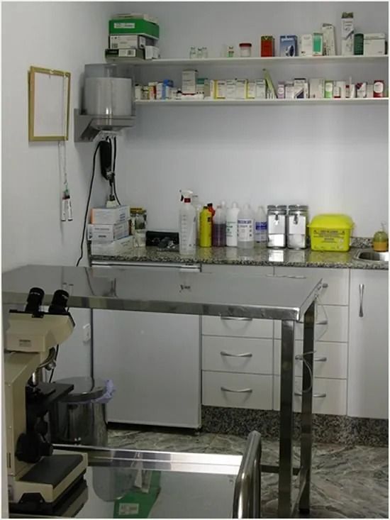 Una cocina con una mesa de acero inoxidable y un microscopio.
