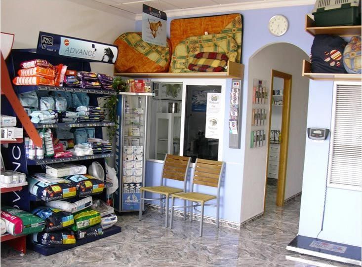 Una sala de espera con un cartel que dice