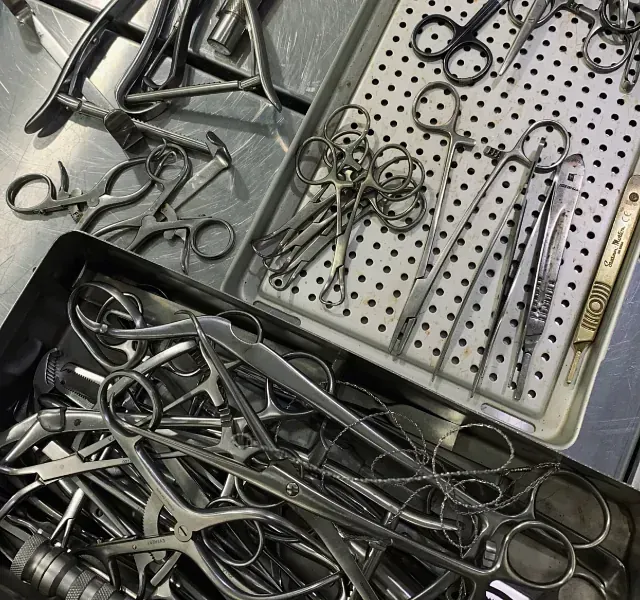 Un montón de instrumentos quirúrgicos, incluidas tijeras y pinzas.
