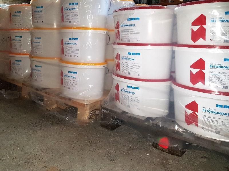 Eimer mit Farbe sind in einem Lagerhaus übereinander gestapelt