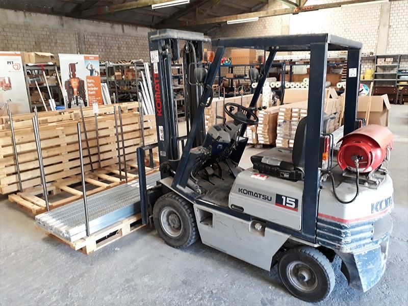 Ein Gabelstapler belädt Paletten in einem Lager.