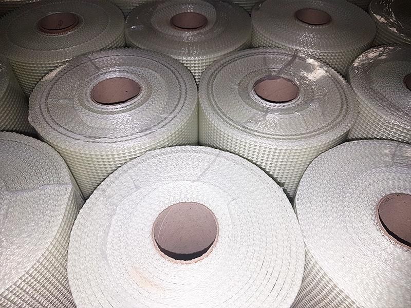 Ein Stapel Toilettenpapierrollen ist übereinander gestapelt.