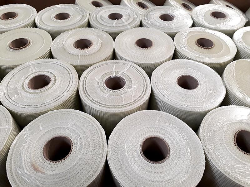 Ein Stapel Toilettenpapierrollen ist übereinander gestapelt.