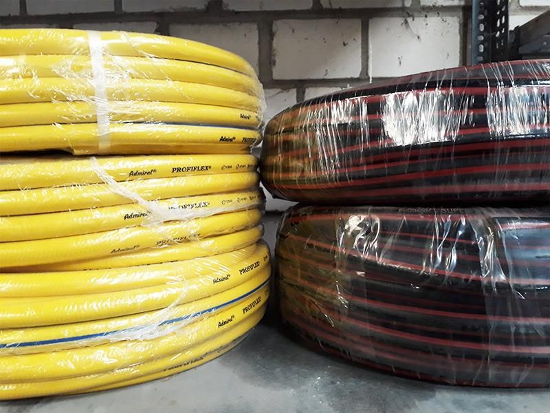 Zwei Rollen gelber und schwarzer Schläuche sind übereinander gestapelt