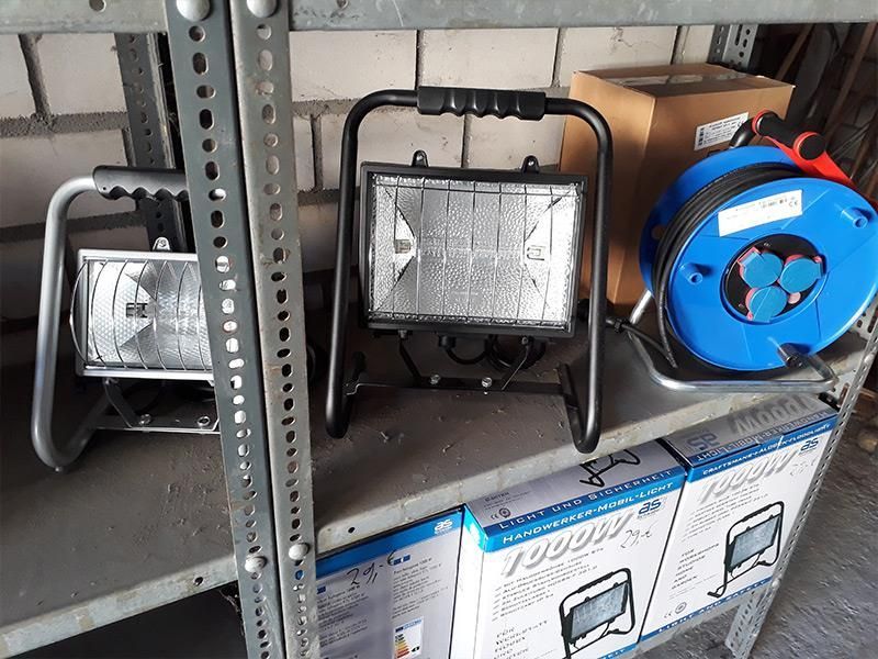 Ein Regal mit vielen Lichtern und Kisten darauf